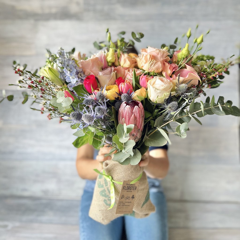 Big size bouquet with roses, proteas, peonies, tulips, eucalyptus, lilies y ranunculus.